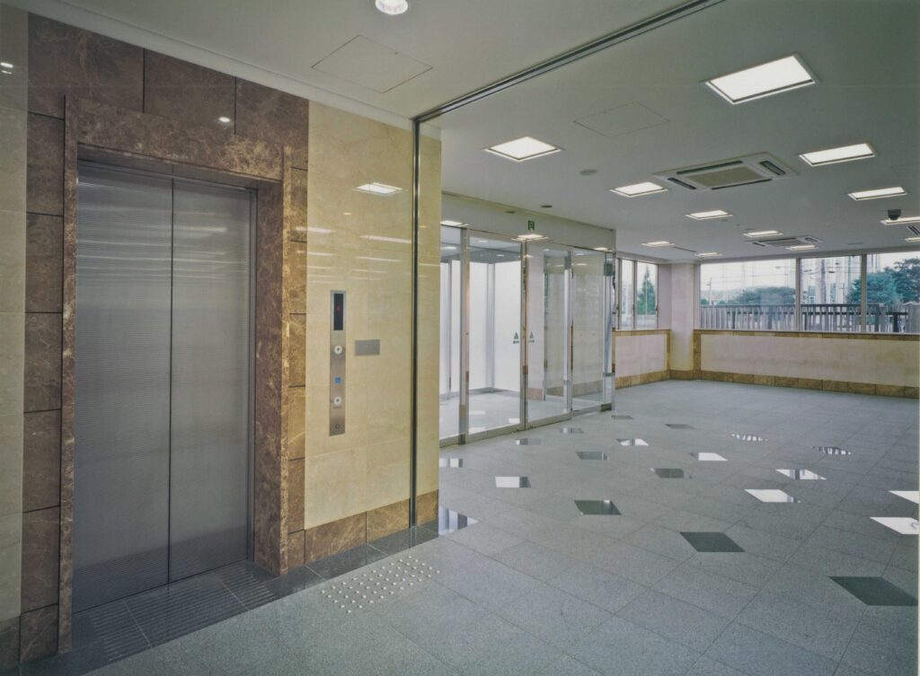 ㈱かんでんエンジニアリング京都支店　事務所棟、駐車場・倉庫棟